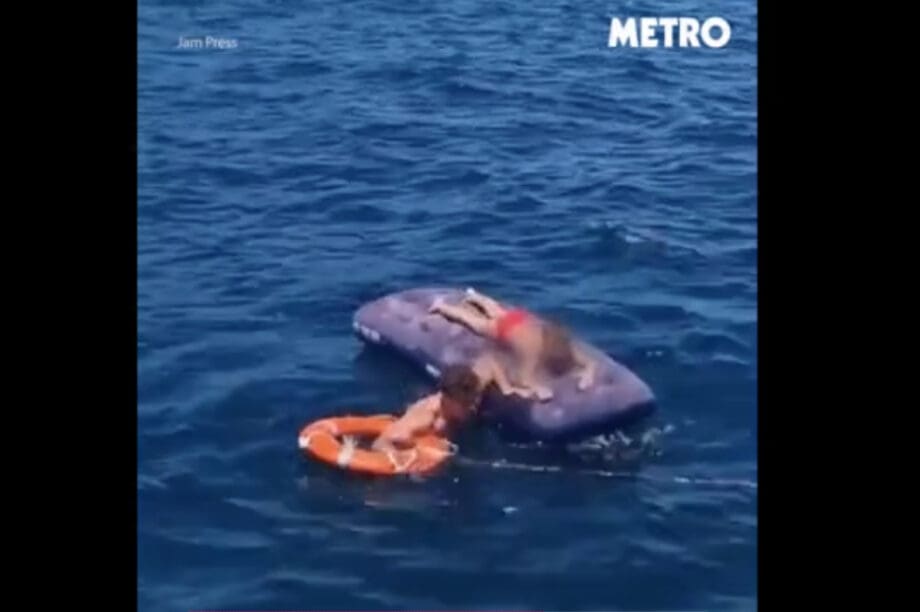 Συγκλονιστικό βίντεο: Η διάσωση γιαγιάς και εγγονού που είχαν παρασυρθεί στη θάλασσα