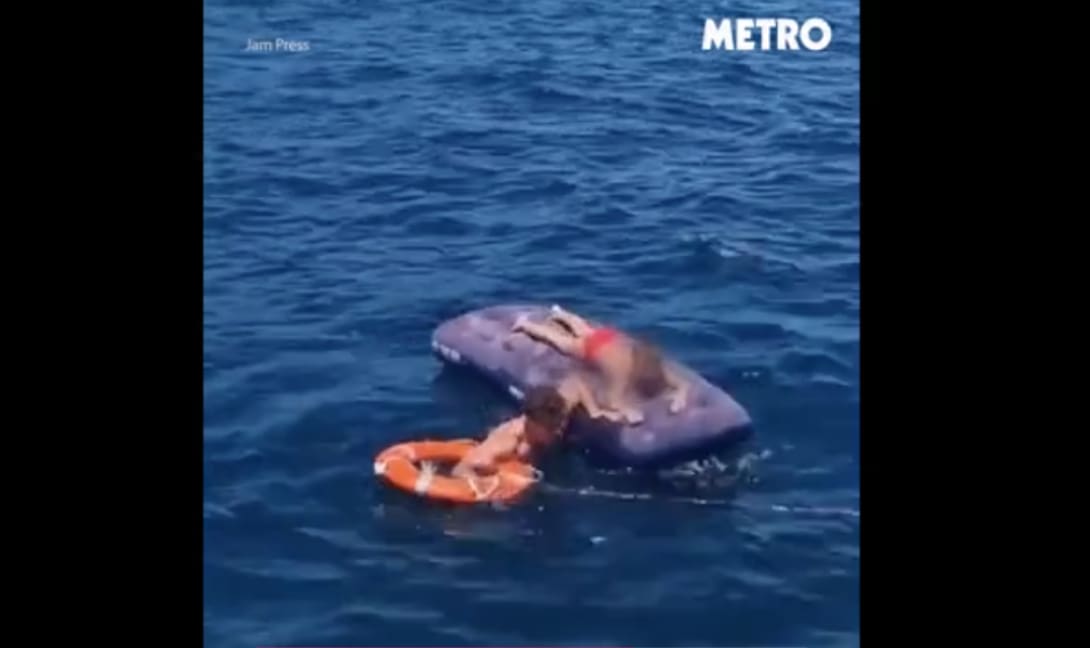 Συγκλονιστικό βίντεο: Η διάσωση γιαγιάς και εγγονού που είχαν παρασυρθεί στη θάλασσα