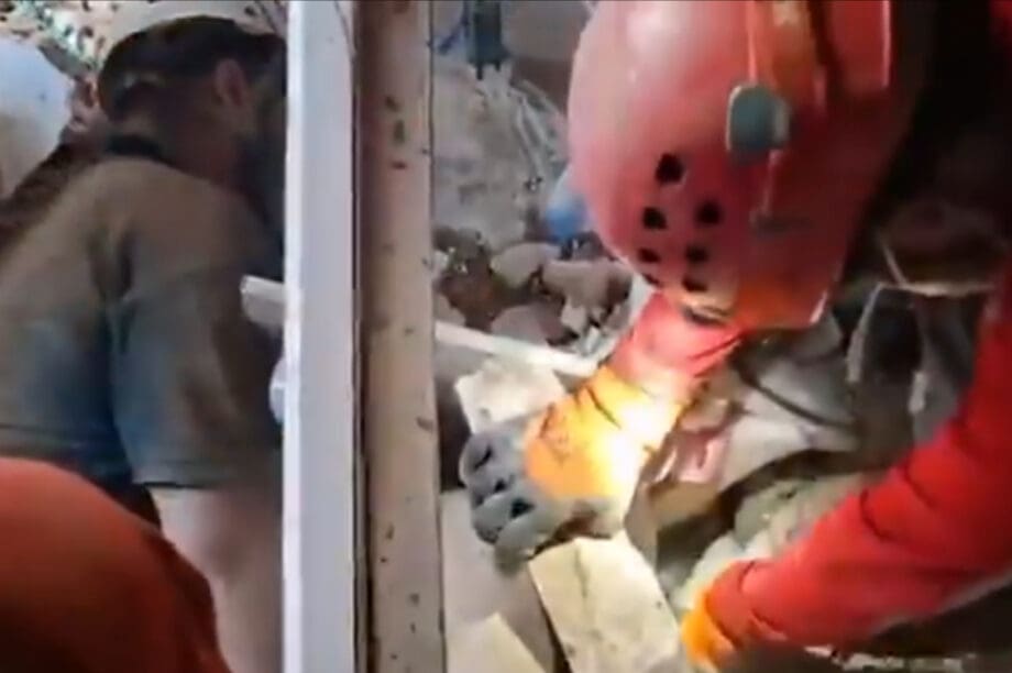 Συγκλονιστικό βίντεο με επιχείρηση διάσωσης εγκλωβισμένων στο Ιράν μετά τις επιθέσεις του Ισραήλ