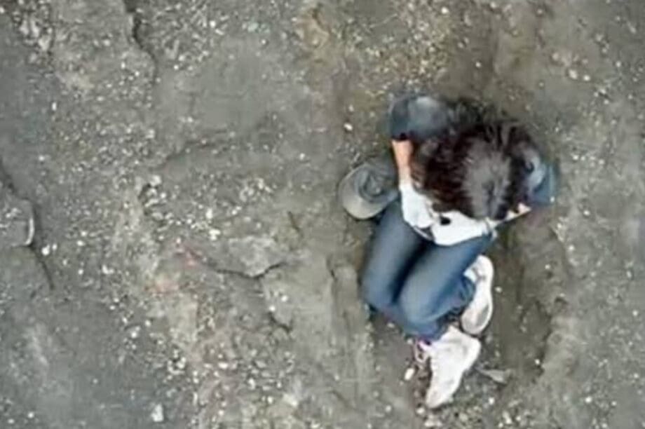 Αγωνιώδεις προσπάθειες για την ανάσυρση εγκλωβισμένης τουρίστριας σε ηφαίστειο (βίντεο-φωτογραφίες)