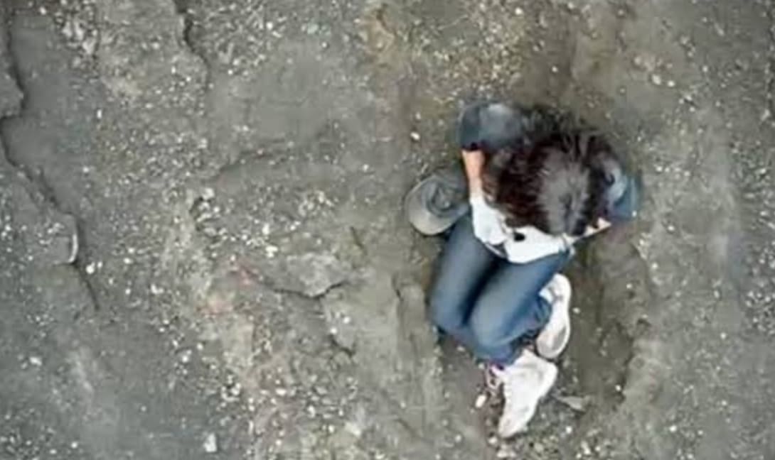 Αγωνιώδεις προσπάθειες για την ανάσυρση εγκλωβισμένης τουρίστριας σε ηφαίστειο (βίντεο-φωτογραφίες)