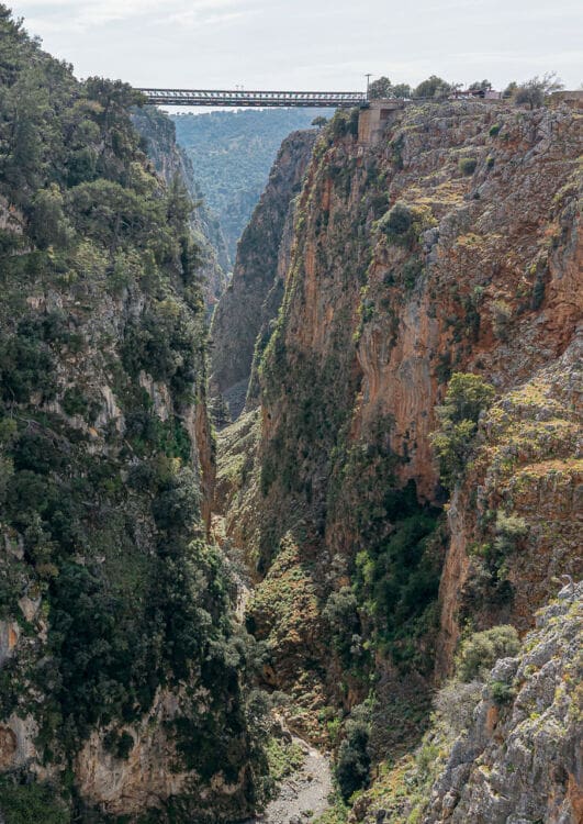 Το φαράγγι της Αράδαινας και η γέφυρα, η οποία κατασκευάστηκε το 1986.