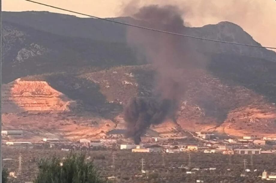 Μεγάλη πυρκαγιά σε εργοστάσιο στα Μέγαρα