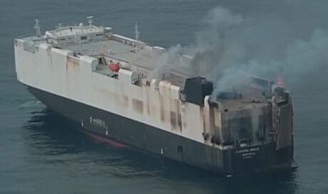 Φόβοι για τεράστια ρύπανση από βύθιση φορτηγού πλοίου με 3.000 αυτοκίνητα (βίντεο)