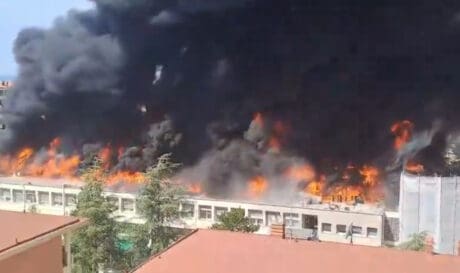 Μεγάλη πυρκαγιά και κατάρρευση ορόφου σε Πανεπιστήμιο (βίντεο)