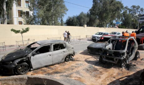 Έξι αυτοκίνητα τυλίχτηκαν στις φλόγες και καταστράφηκαν ολοσχερώς