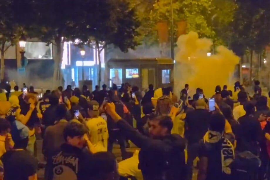 Χαροπαλεύει αστυνομικός από χτύπημα φωτοβολίδας στα επεισόδια των πανηγυρισμών στο Παρίσι (βίντεο)