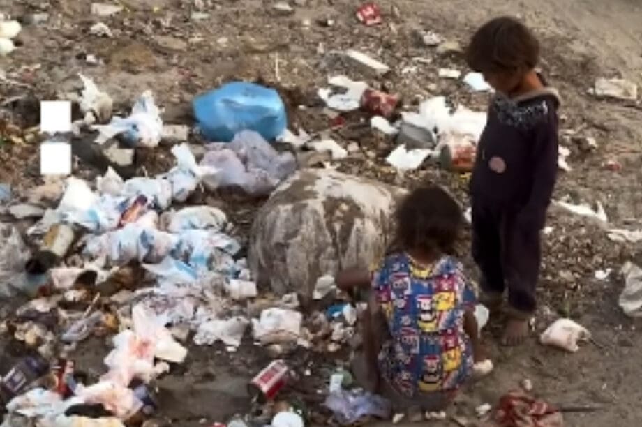 Γάζα: Παιδιά αναζητούν τροφή στα σκουπίδια, συγκλονιστικό βίντεο