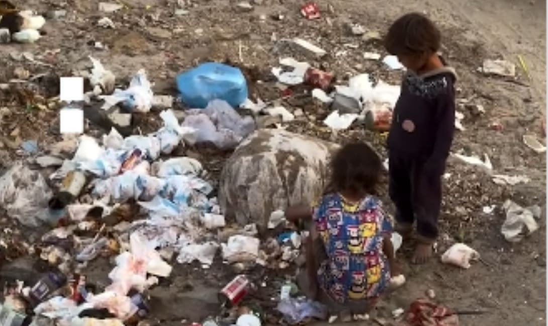 Γάζα: Παιδιά αναζητούν τροφή στα σκουπίδια, συγκλονιστικό βίντεο