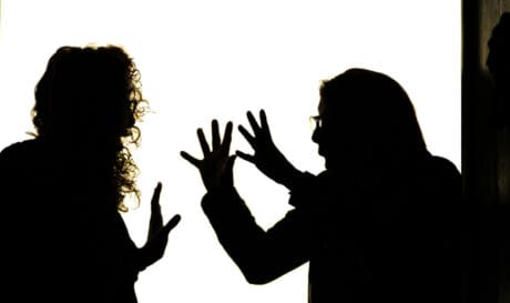 Μαμάδες πιάστηκαν... μαλλί με μαλλί έξω από σχολείο για έναν άντρα!