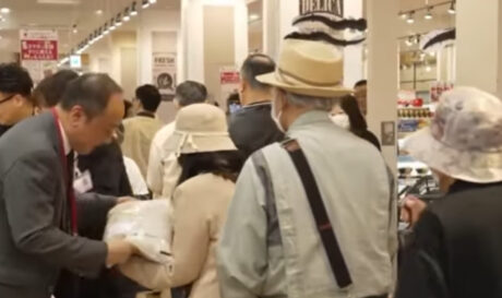 Απίστευτες ουρές στην Ιαπωνία για λίγο επιδοτούμενο ρύζι (βίντεο)