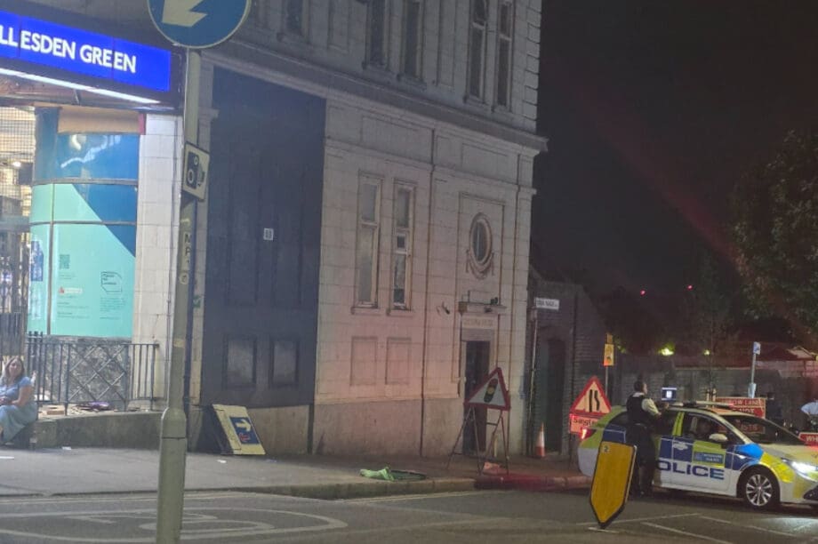 Λονδίνο: Σκηνές χάους έξω από σταθμό του μετρό με τρεις μαχαιρωμένους!