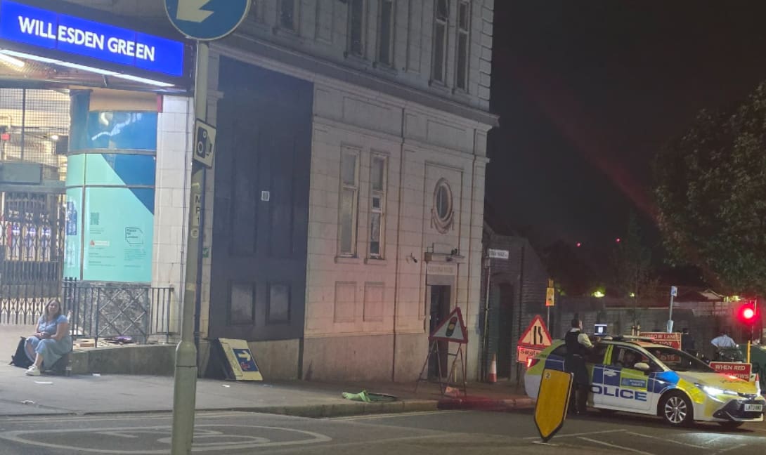 Λονδίνο: Σκηνές χάους έξω από σταθμό του μετρό με τρεις μαχαιρωμένους!