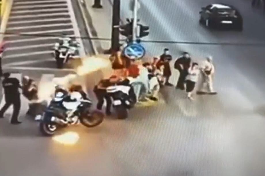Η στιγμή της επίθεσης με μολότοφ κατά αστυνομικών στην Πανόρμου (βίντεο)