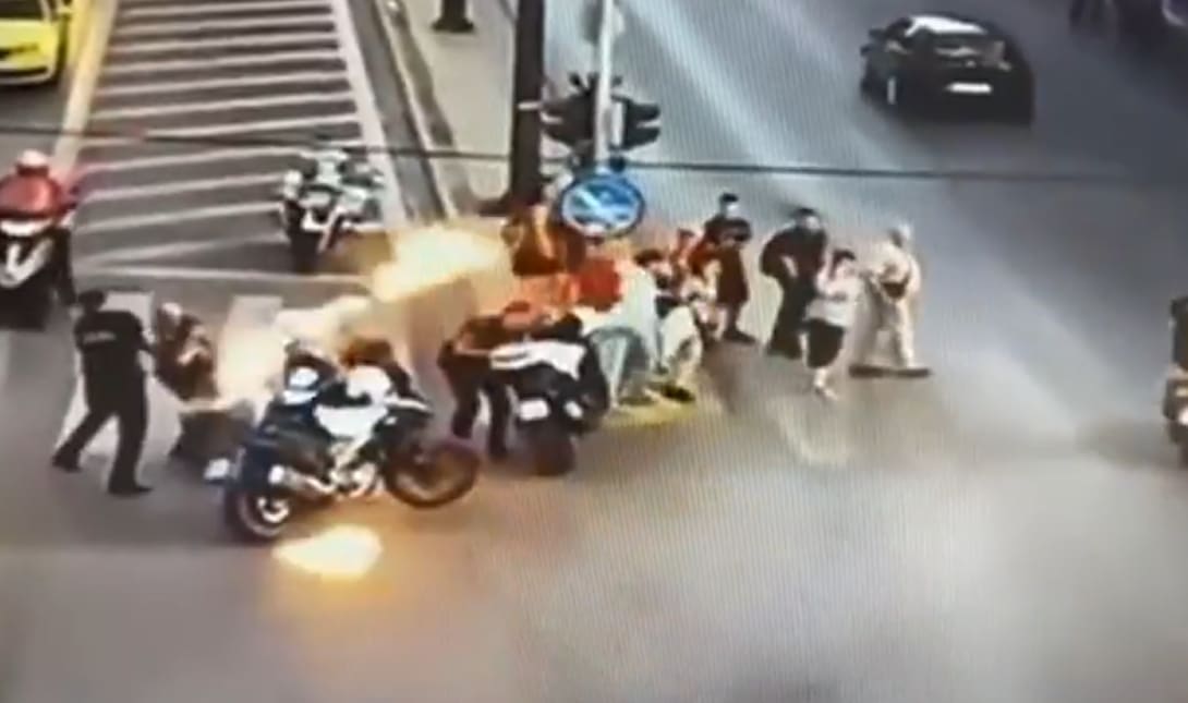 Η στιγμή της επίθεσης με μολότοφ κατά αστυνομικών στην Πανόρμου (βίντεο)