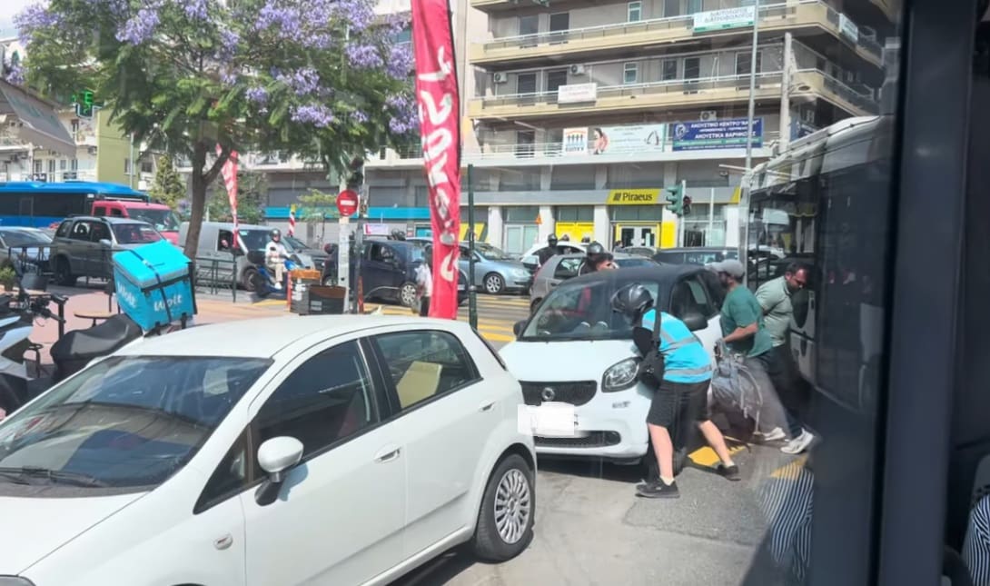 Πολίτες «πήραν σηκωτό» ΙΧ για να ξεμπλοκάρει λεωφορείο (βίντεο)