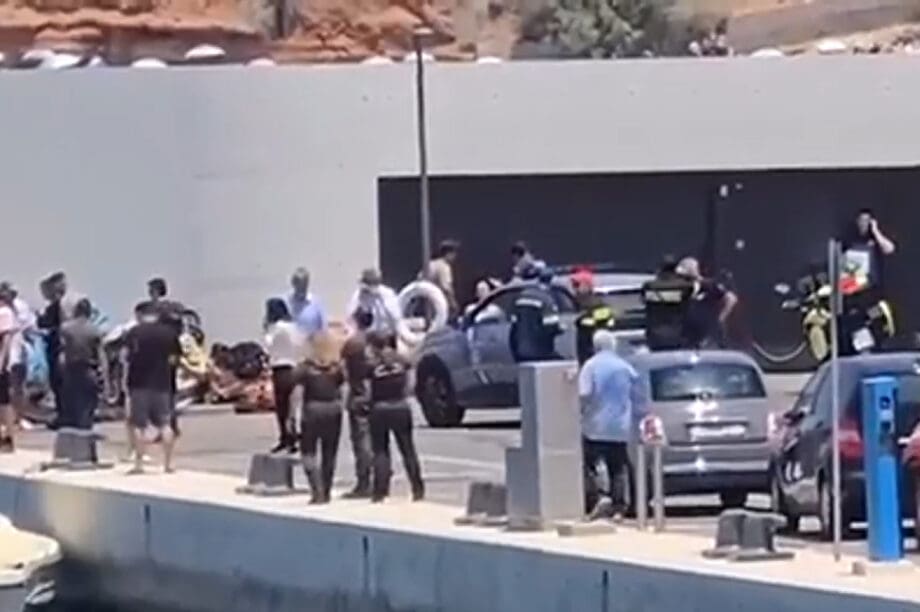 Η διάσωση των επιβαινόντων του ελικοπτέρου που έπεσε στη Βουλιαγμένη (βίντεο)