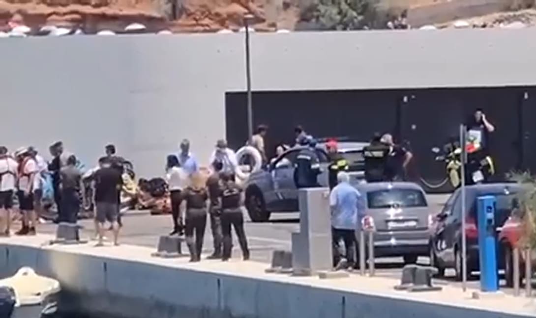 Η διάσωση των επιβαινόντων του ελικοπτέρου που έπεσε στη Βουλιαγμένη (βίντεο)