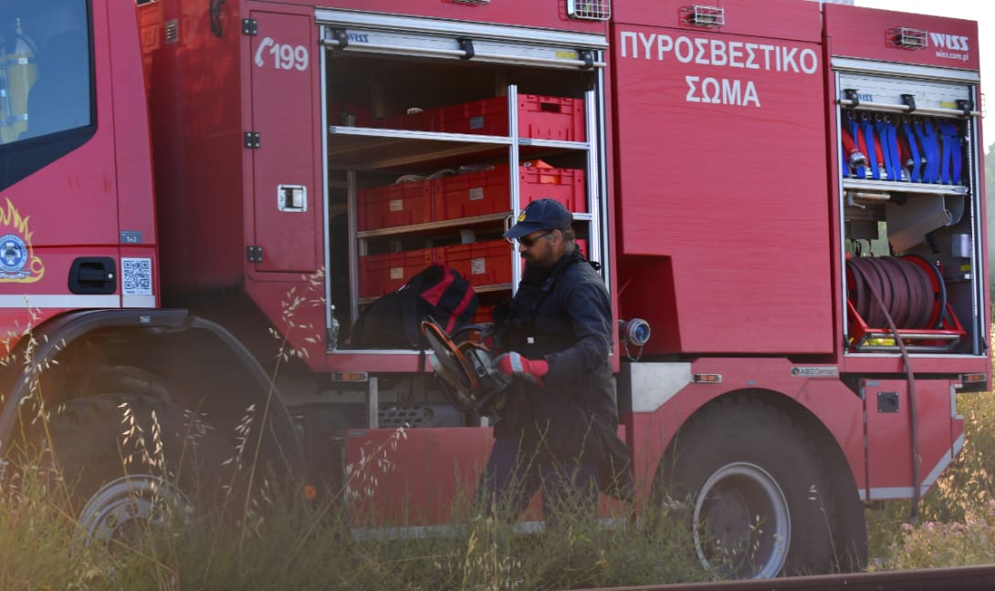 Καίγονται σπίτια από μεγάλη πυρκαγιά στην Παλαιά Φώκαια!
