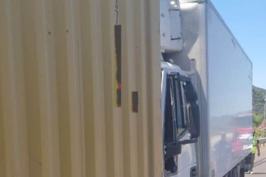 Σύγκρουση φορτηγών στην Εθνική Αθηνών-Λαμίας στα Καμένα Βούρλα (φωτογραφίες)