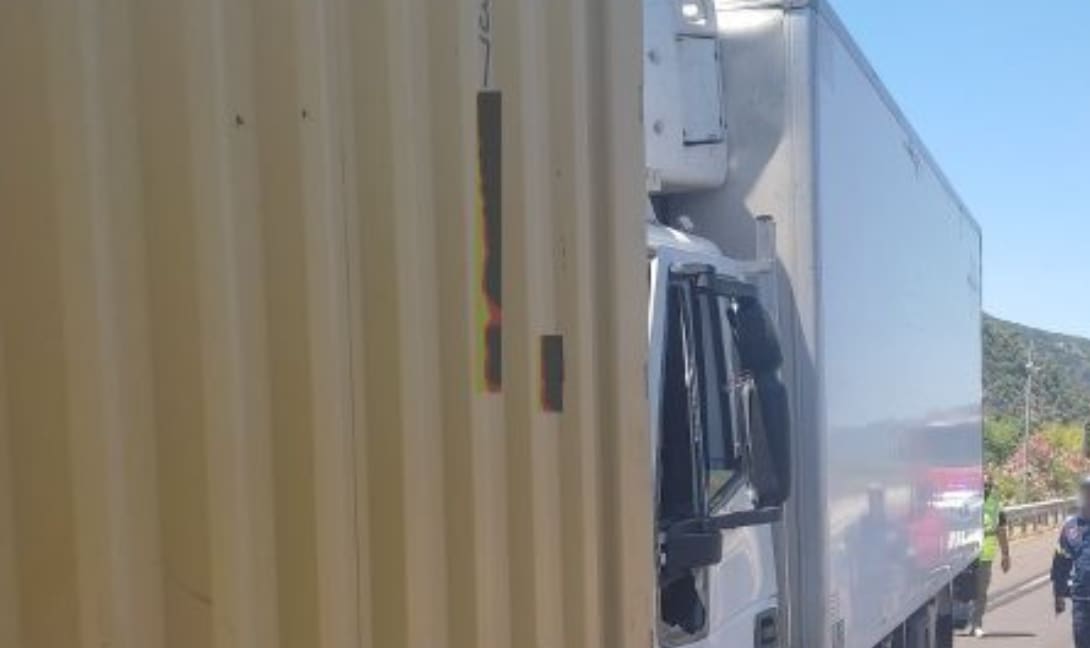 Σύγκρουση φορτηγών στην Εθνική Αθηνών-Λαμίας στα Καμένα Βούρλα (φωτογραφίες)