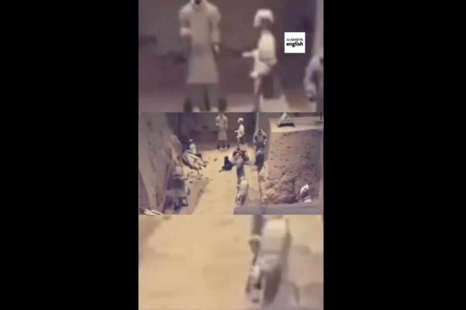 Τουρίστας βανδαλίζει τον στρατό από τερακότα της Κίνας! (βίντεο)