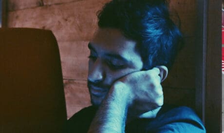 Το να βαριέσαι κάνει καλό στον εγκέφαλο λένε επιστήμονες!