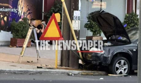 Βόλος: Αυτοκίνητο «καρφώθηκε» σε κολώνες της ΔΕΗ