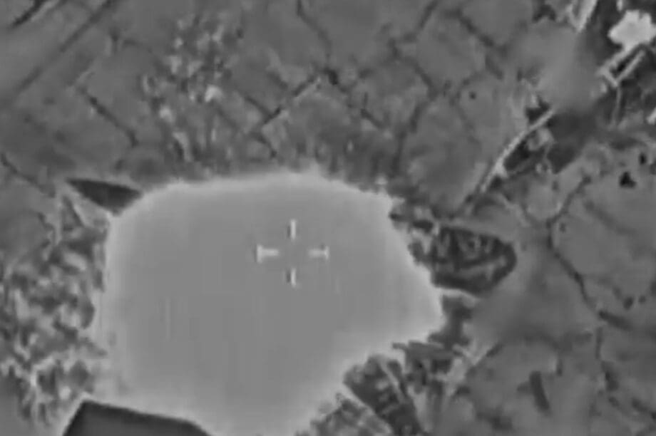 Η στιγμή που ισραηλινό drone καταστρέφει ιρανικά μαχητικά (βίντεο)