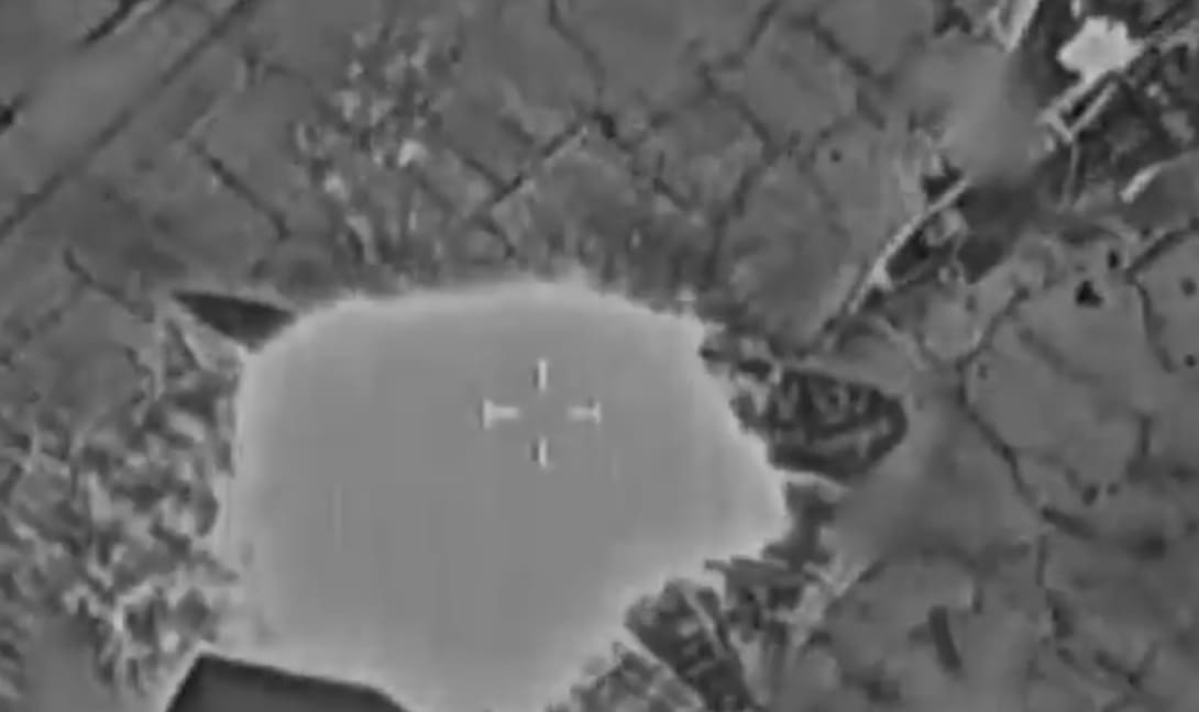 Η στιγμή που ισραηλινό drone καταστρέφει ιρανικά μαχητικά (βίντεο)