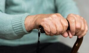 Ο κακός χαμός με δύο γιαγιάδες που ήρθαν στα χέρια στην μέση της πλατείας – Μεταφέρθηκαν και οι δύο στο νοσοκομείο