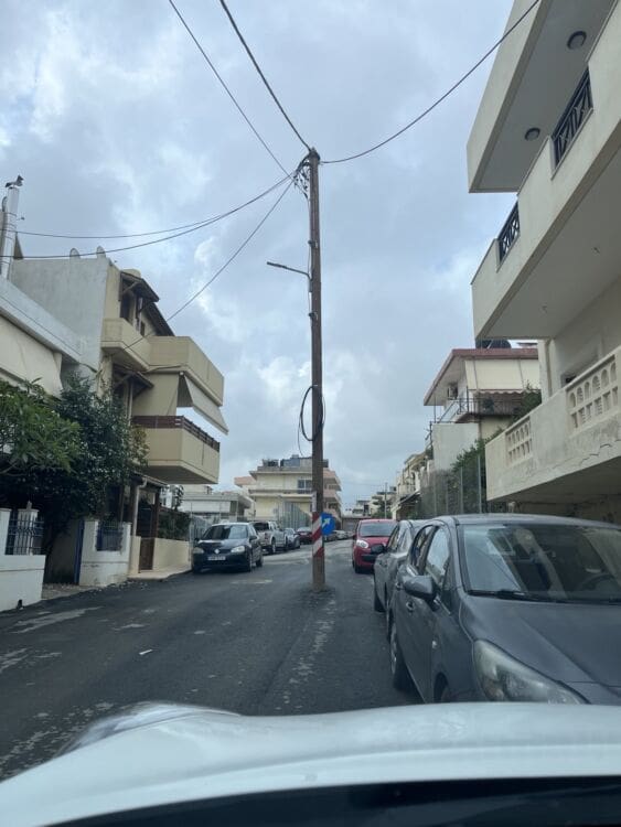 «Έργο τέχνης» στις Μεσαμπελιές: Μία κολώνα στη μέση του δρόμου (φωτο)