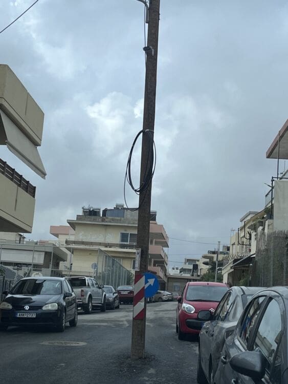 «Έργο τέχνης» στις Μεσαμπελιές: Μία κολώνα στη μέση του δρόμου (φωτο)