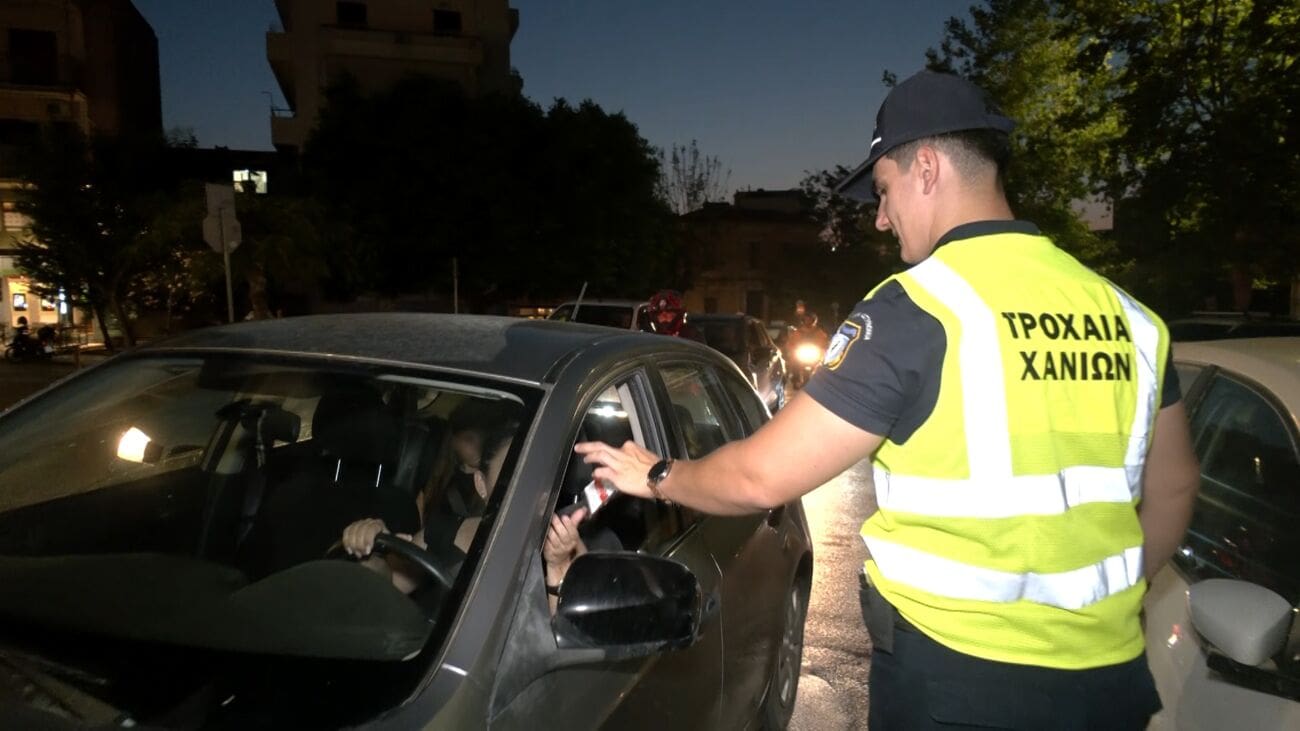 Τα στελέχη της Τροχαίας μαζί με τη διοικήτρια, Ευστρατία Κουλαρά, μοίρασαν Alco Self Test σε οδηγούς στα Χανιά