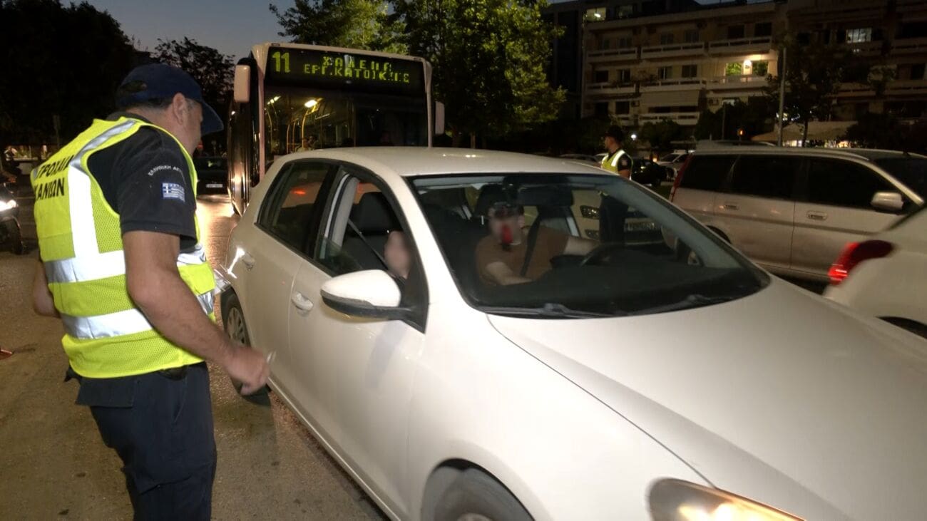 Τα στελέχη της Τροχαίας μαζί με τη διοικήτρια, Ευστρατία Κουλαρά, μοίρασαν Alco Self Test σε οδηγούς στα Χανιά