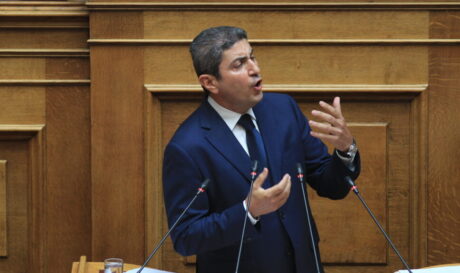 Ο βουλευτής της ΝΔ Λευτέρης Αυγενάκης μιλάει στην Ολομέλεια της Βουλής, κατά τη διάρκεια της συζήτησης και λήψης απόφασης σχετικά με τις δύο προτάσεις που έχουν καταθέσει το ΠΑΣΟΚ-ΚΙΝΑΛ και οι ΣΥΡΙΖΑ-ΠΣ από κοινού με τη Νέα Αριστερά για τη συγκρότηση Προκαταρκτικής Επιτροπής κατά των δύο πρώην υπουργών Αγροτικής Ανάπτυξης και Τροφίμων Μάκη Βορίδη και Λευτέρη Αυγενάκη σχετικά με το σκάνδαλο του ΟΠΕΚΕΠΕ, Αθήνα, Τετάρτη 30 Ιουλίου 2025. ΑΠΕ-ΜΠΕ/ΑΠΕ-ΜΠΕ/ΑΛΕΞΑΝΔΡΟΣ ΒΛΑΧΟΣ