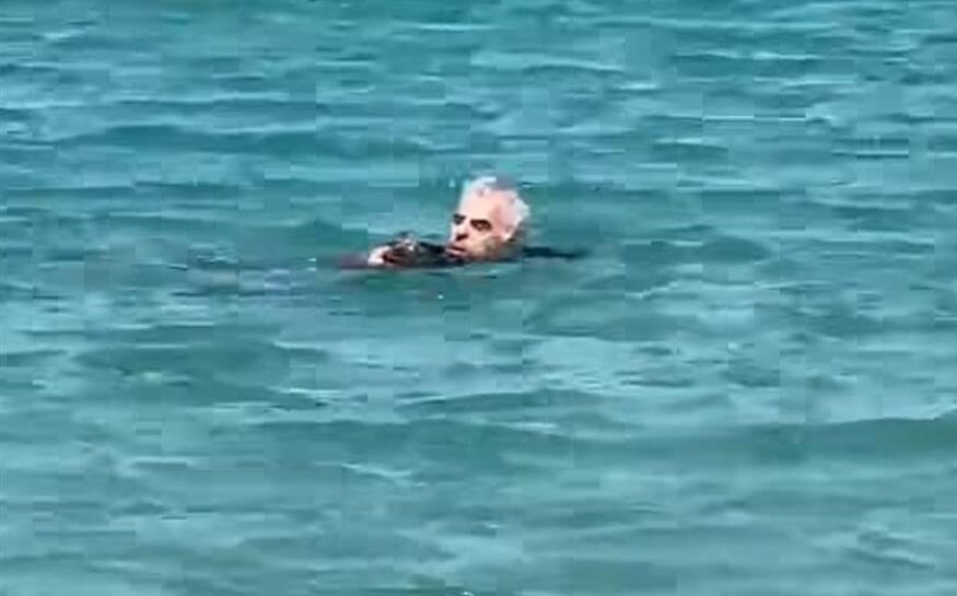 Τουρίστας βούτηξε στη θάλασσα στην Πάρο 