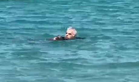 Τουρίστας βούτηξε στη θάλασσα στην Πάρο 