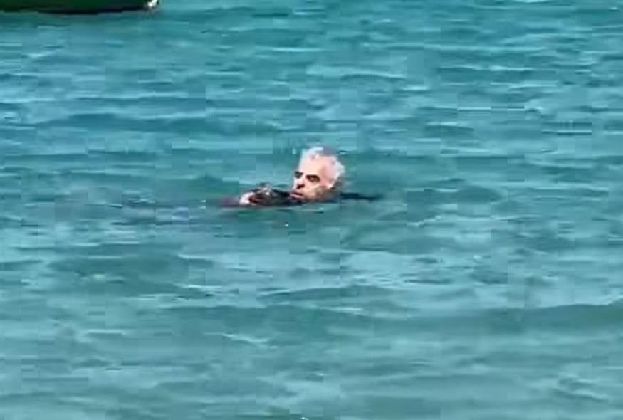 Τουρίστας βούτηξε στη θάλασσα στην Πάρο 
