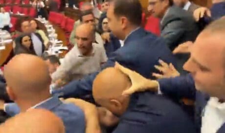 Αρμενία: Σκηνές χάους και ξυλοδαρμοί στο κοινοβούλιο (βίντεο)