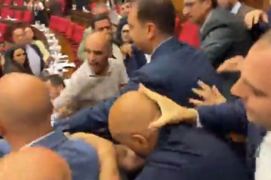 Αρμενία: Σκηνές χάους και ξυλοδαρμοί στο κοινοβούλιο (βίντεο)