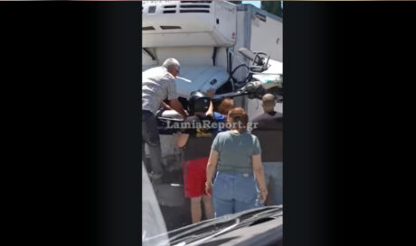 Μετωπική σύγκρουση δυο φορτηγών– Απεγκλωβίστηκε οδηγός (βίντεο)