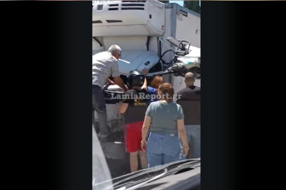 Μετωπική σύγκρουση δυο φορτηγών– Απεγκλωβίστηκε οδηγός (βίντεο)