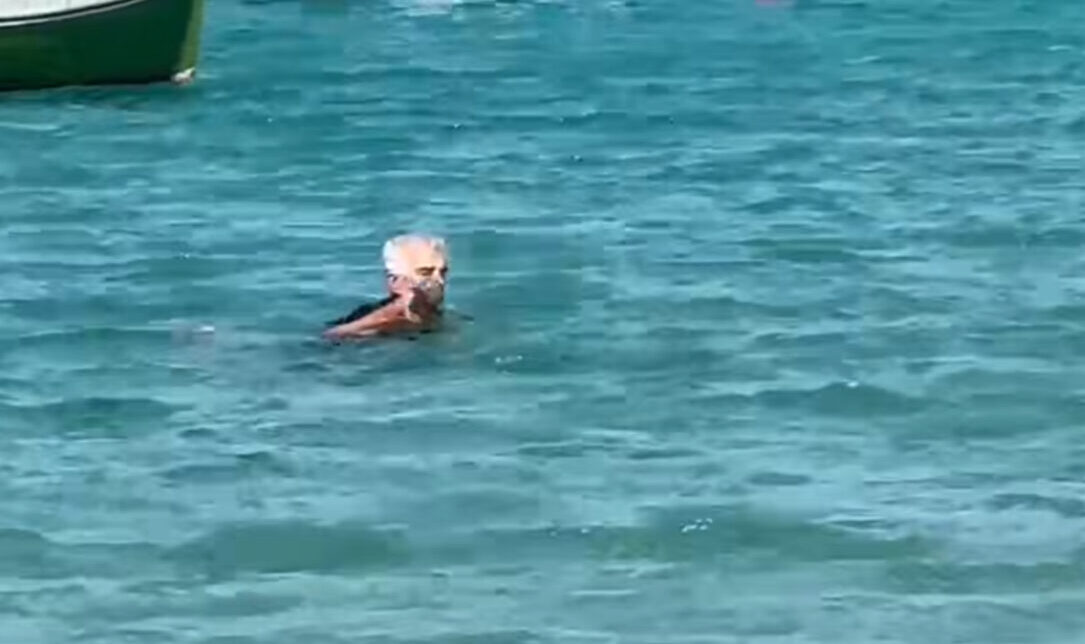 Τουρίστας σώζει γατάκι που έπεσε στη στη θάλασσα και κινδύνευε να πνιγεί! (βίντεο)