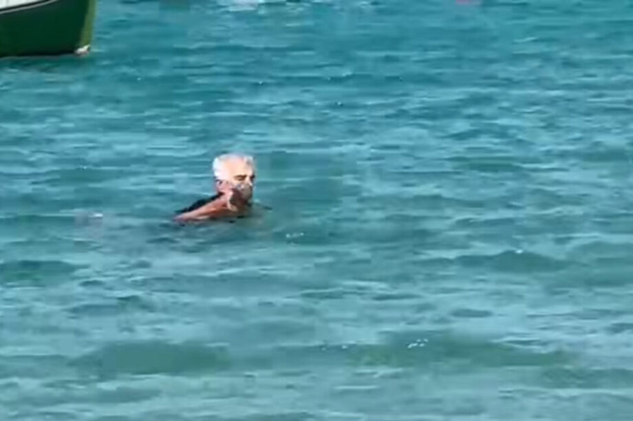 Τουρίστας σώζει γατάκι που έπεσε στη στη θάλασσα και κινδύνευε να πνιγεί! (βίντεο)
