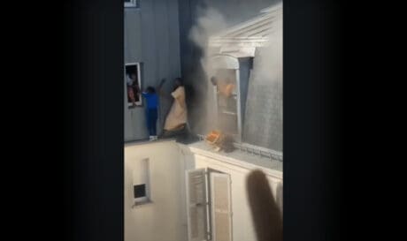 Ήρωας σώζει παιδιά από φωτιά και γυναίκες σε ύψος 20 μέτρων! (βίντεο)