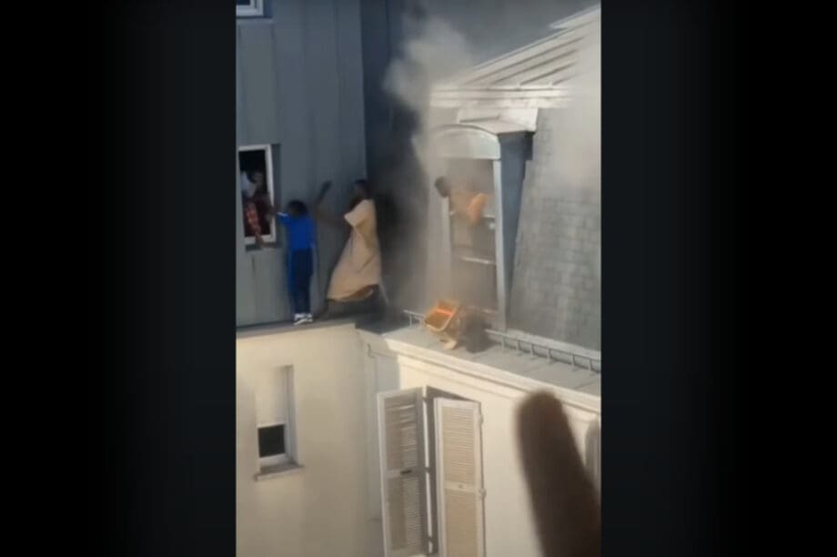 Ήρωας σώζει παιδιά από φωτιά και γυναίκες σε ύψος 20 μέτρων! (βίντεο)