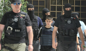 Μεταφέρθηκε στον Κορυδαλλό η Μουρτζούκου, έντονες αποδοκιμασίες από πολίτες (βίντεο)