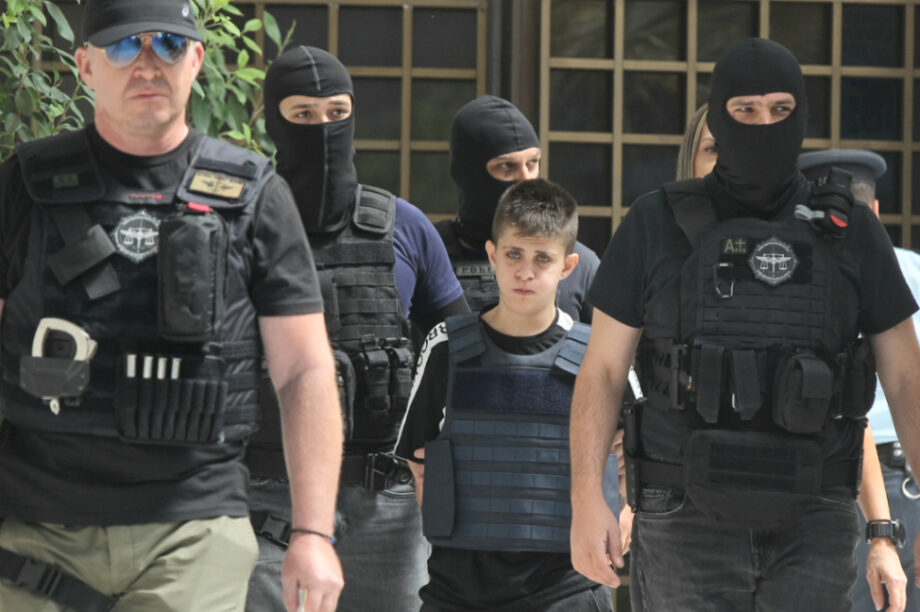 Μεταφέρθηκε στον Κορυδαλλό η Μουρτζούκου, έντονες αποδοκιμασίες από πολίτες (βίντεο)