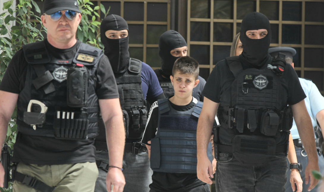 Μεταφέρθηκε στον Κορυδαλλό η Μουρτζούκου, έντονες αποδοκιμασίες από πολίτες (βίντεο)